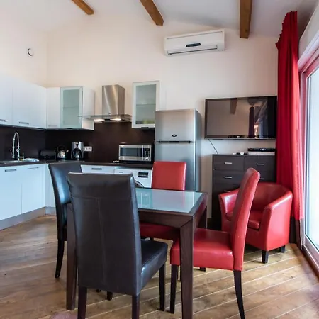 Beautiful 1 Bed Apt W/balcony Nr Le Suquet *